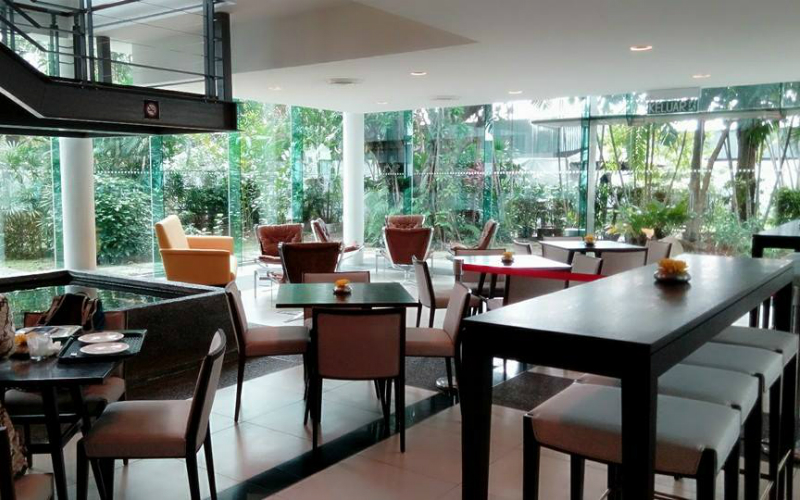 MY_Malaysian_pewter_KL_Royal_Selangor_Visitor_Centre_-_Cafe_shop_interior_Oct-2014_wilipedia