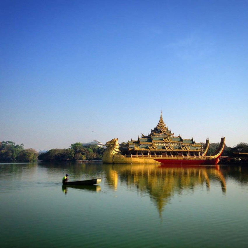 Kandawgyi Lake, Myanmar
(Photo credit: @pedritochocolatero)