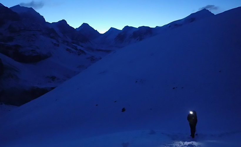 On_the_way_to_Thorong_La_pass_before_sunrise,_at_4.50am
