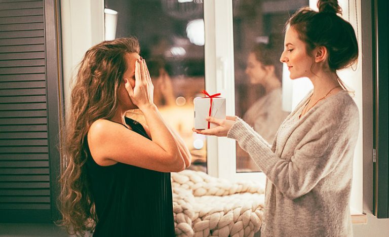 Gift Ideas For Different Types Of Women Travellers