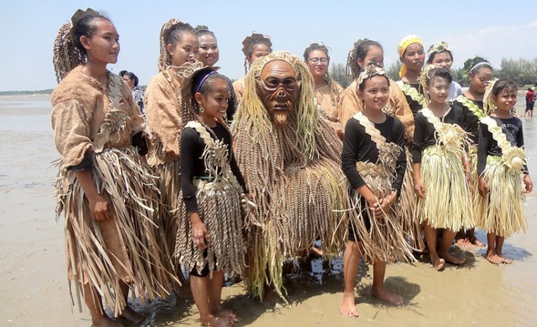 Hari Moyang: Welcoming Spirits On The Beach