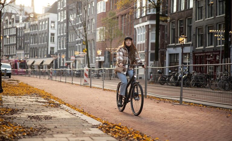 Navigating Dutch Cycling Culture: The Dos and Don’ts You Need To Know